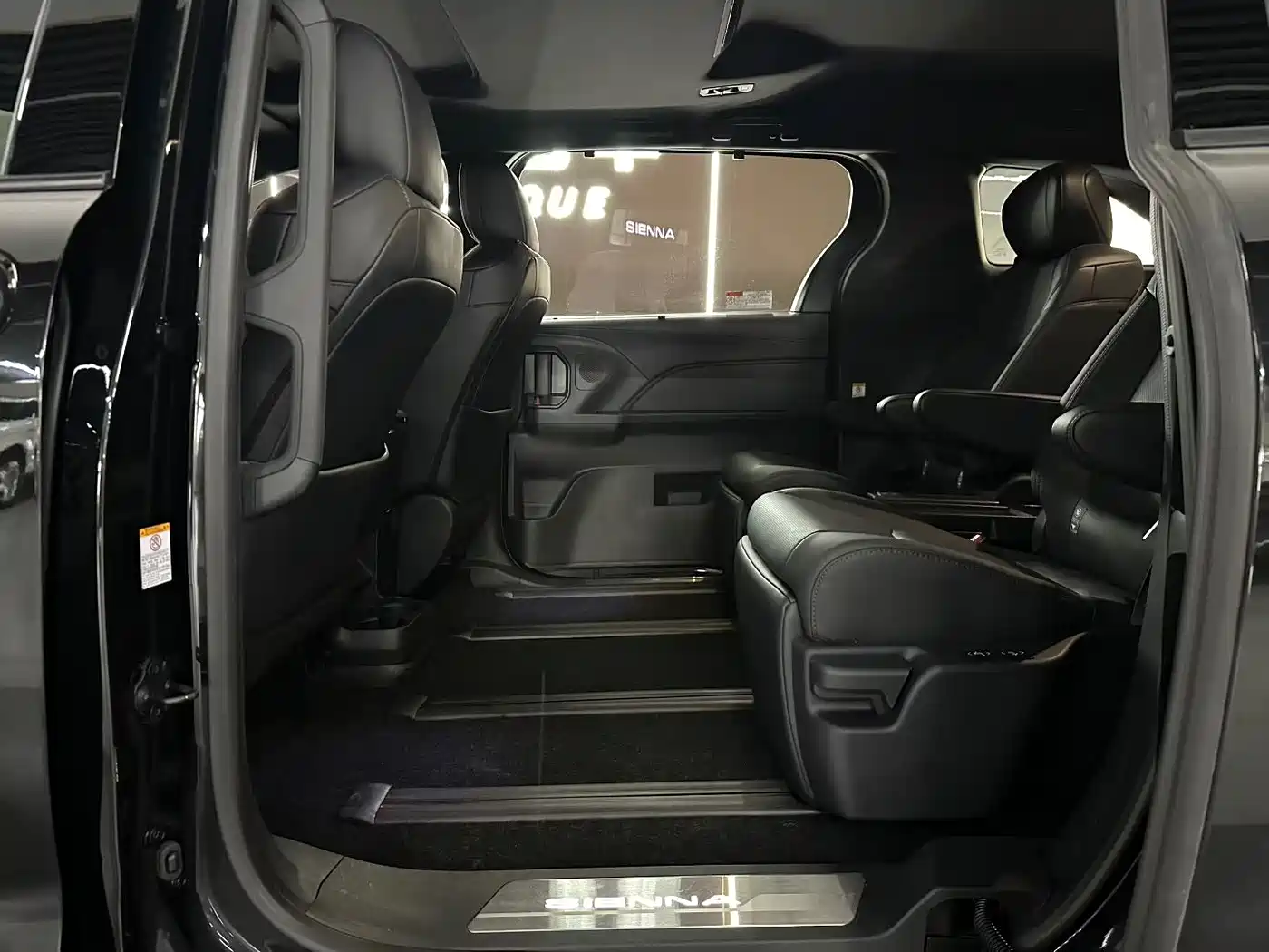 Toyota Sienna 2024 2.5L Hybrid 4WD Premium Edition фото 5