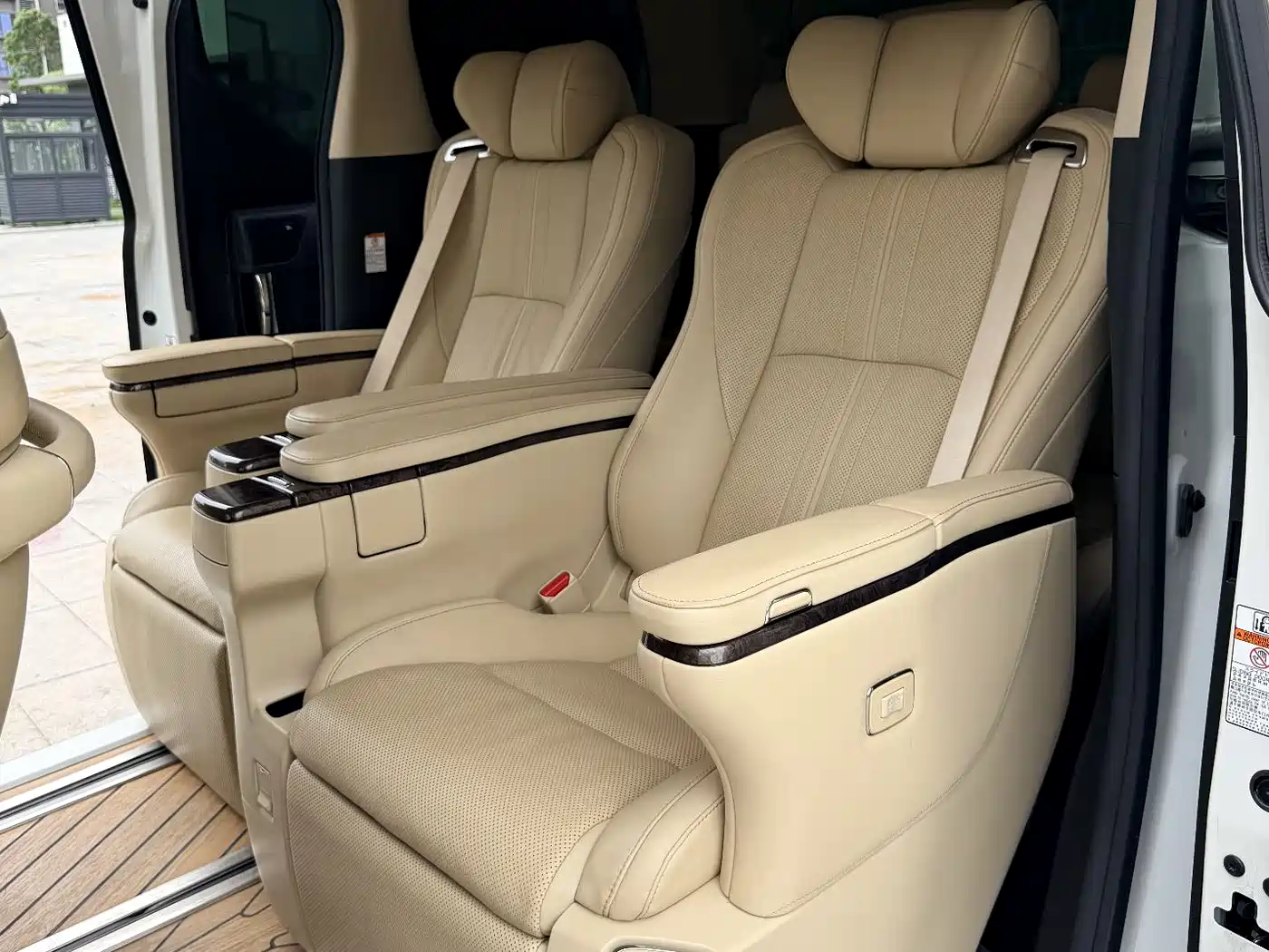 Toyota Vellfire 2020 Twin Engine 2.5L HV Premium Edition фото 11