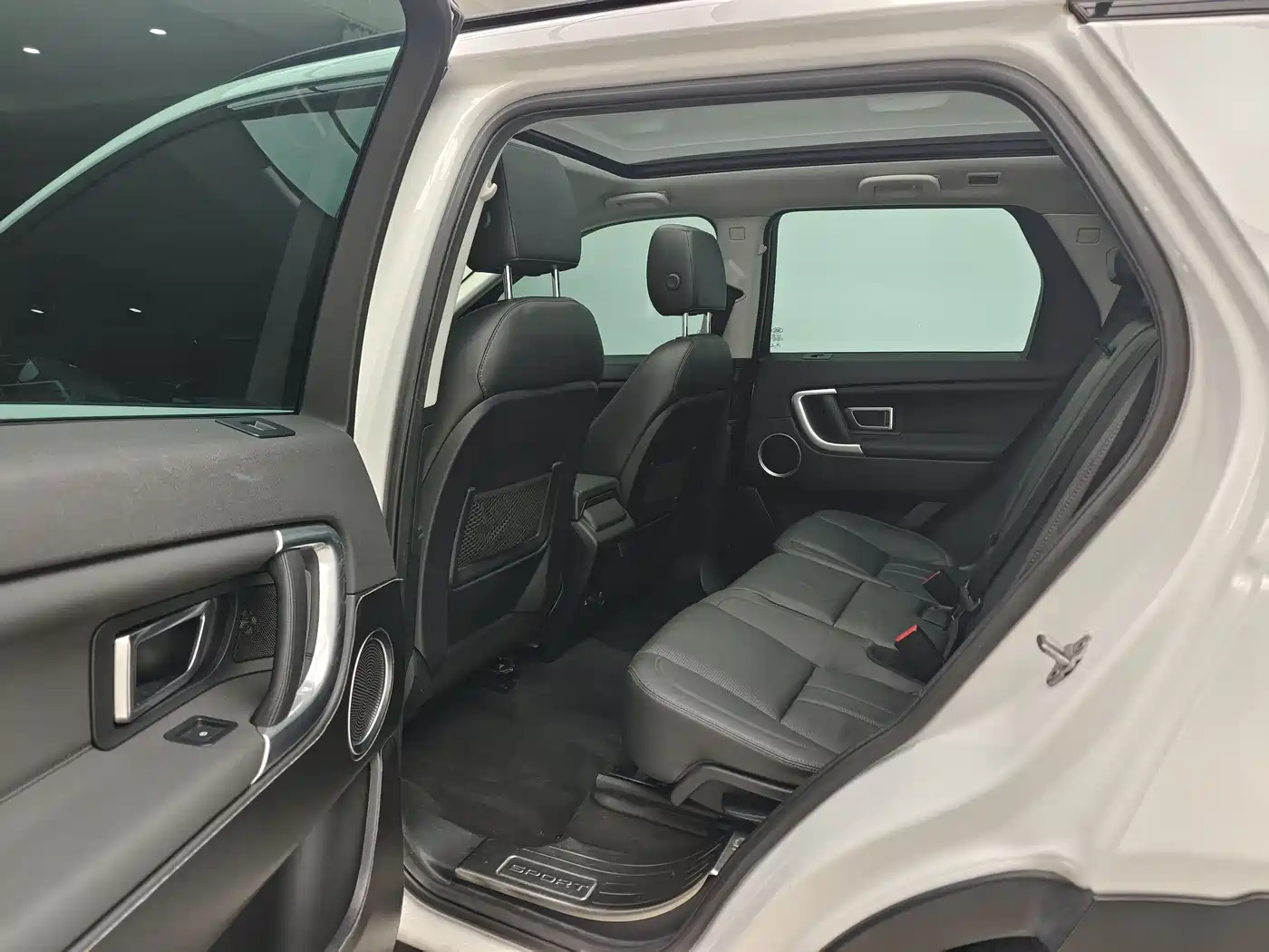 Land Rover Discovery Sport 2016 2.0T HSE фото 9