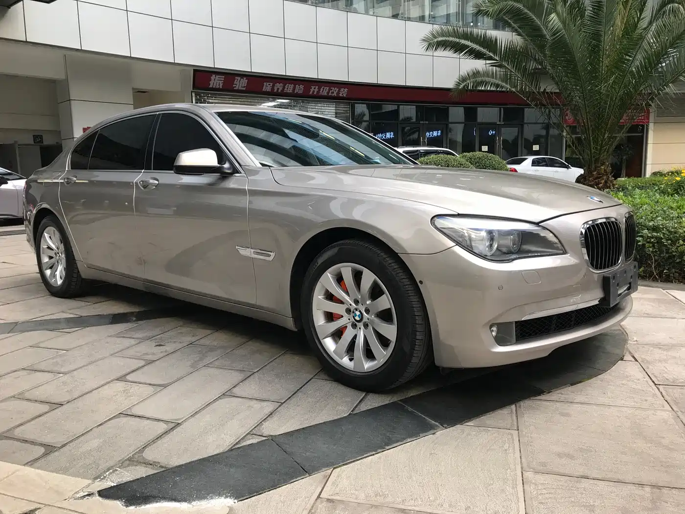 BMW 7 Series 2009 740Li Luxury фото 4