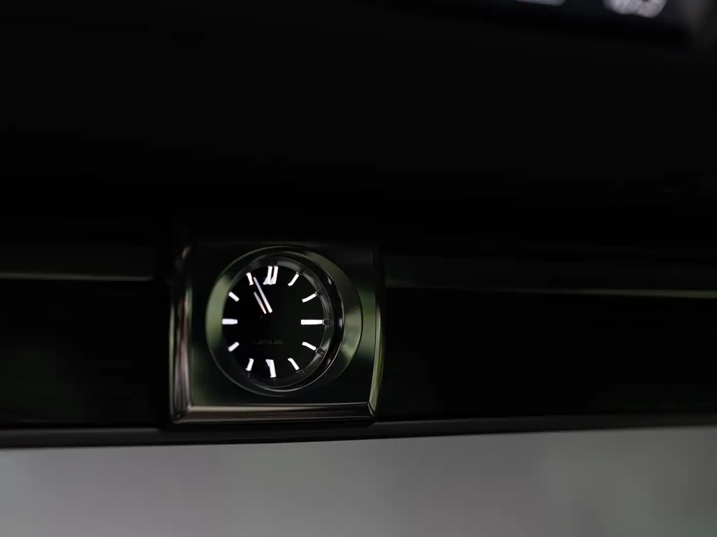 Lexus LM 2020 300h 4-Seat Imperial Edition фото 13