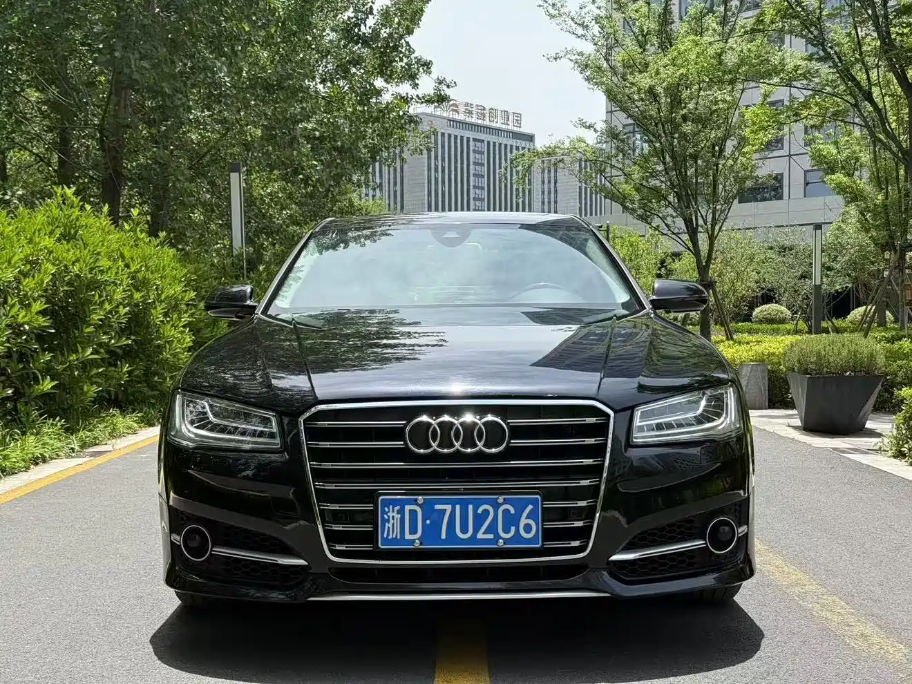 Photo 4 - Audi A8