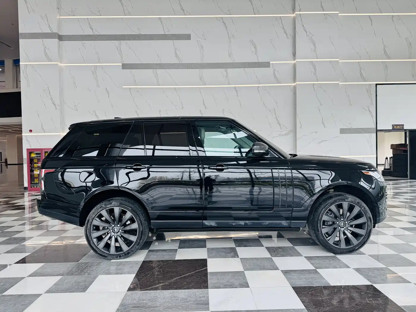 Land Rover Range Rover 2018 3.0 SC V6 Golden Age Edition фото 3