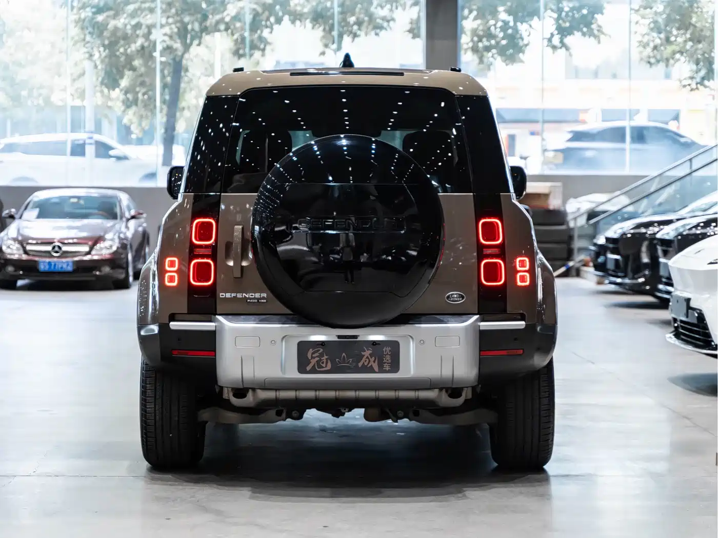 Land Rover Defender 2020 Model 110 P400 HSE фото 6