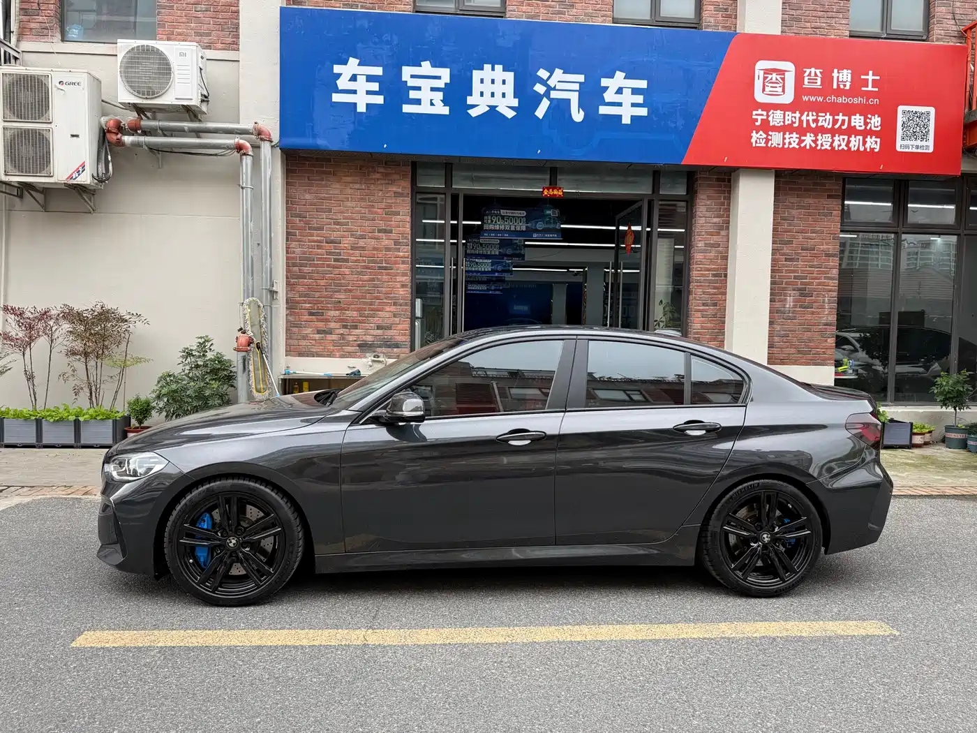 BMW 1 Series 2023 120i M Sport Shadow Edition фото 4