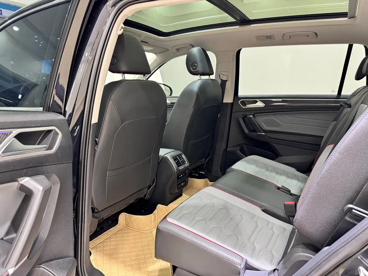 Volkswagen Tiguan L 2023 380TSI 4WD R-Line Flagship 7-seater фото 10