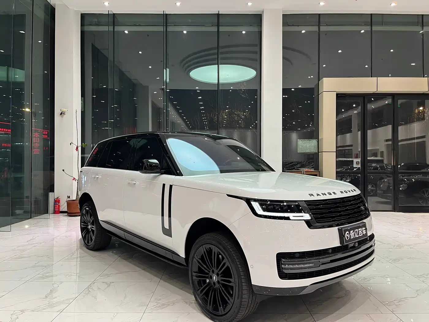 Land Rover Range Rover 2025 3.0 L6 400PS Flourishing Era Extended Wheelbase фото 2