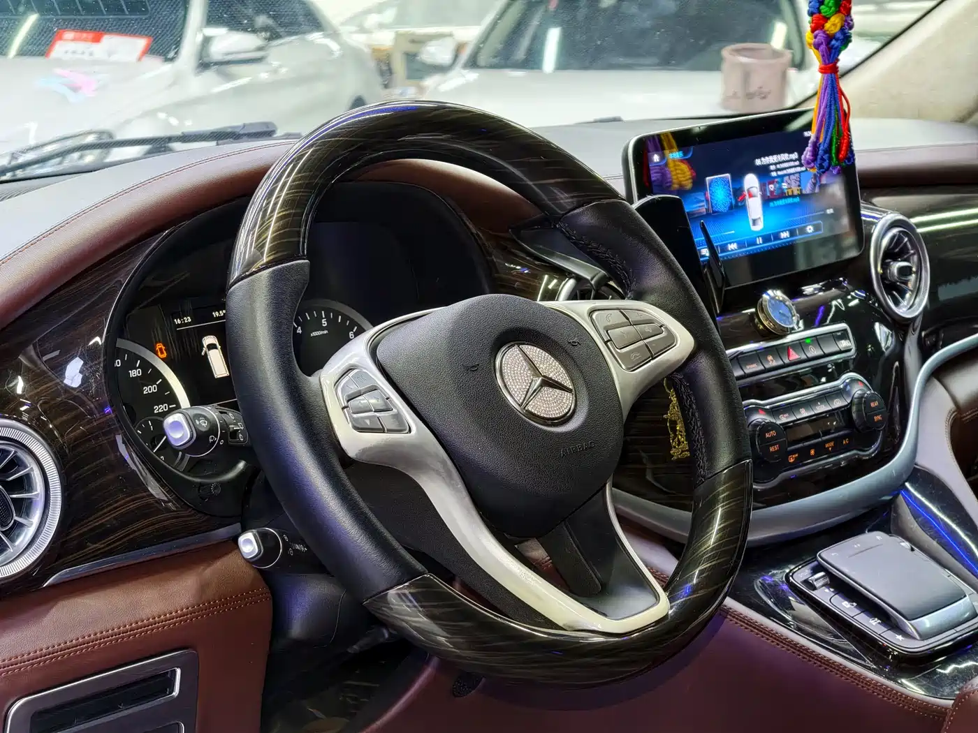 Mercedes-Benz Vito 2020 2.0T Elite Edition (7-seater) фото 12