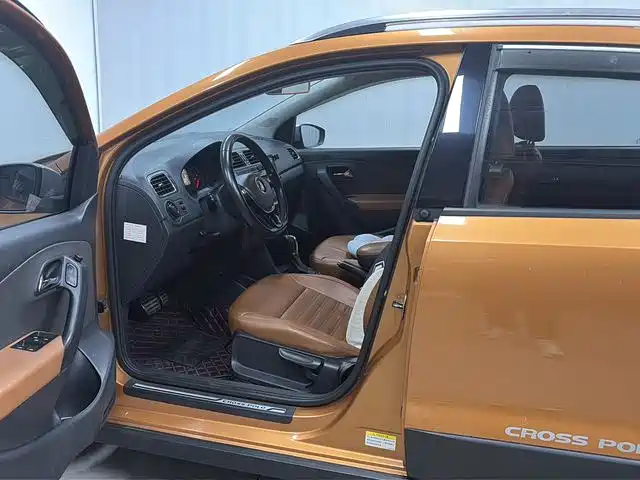 Volkswagen Polo 2014 1.6L Cross Polo Automatic фото 5