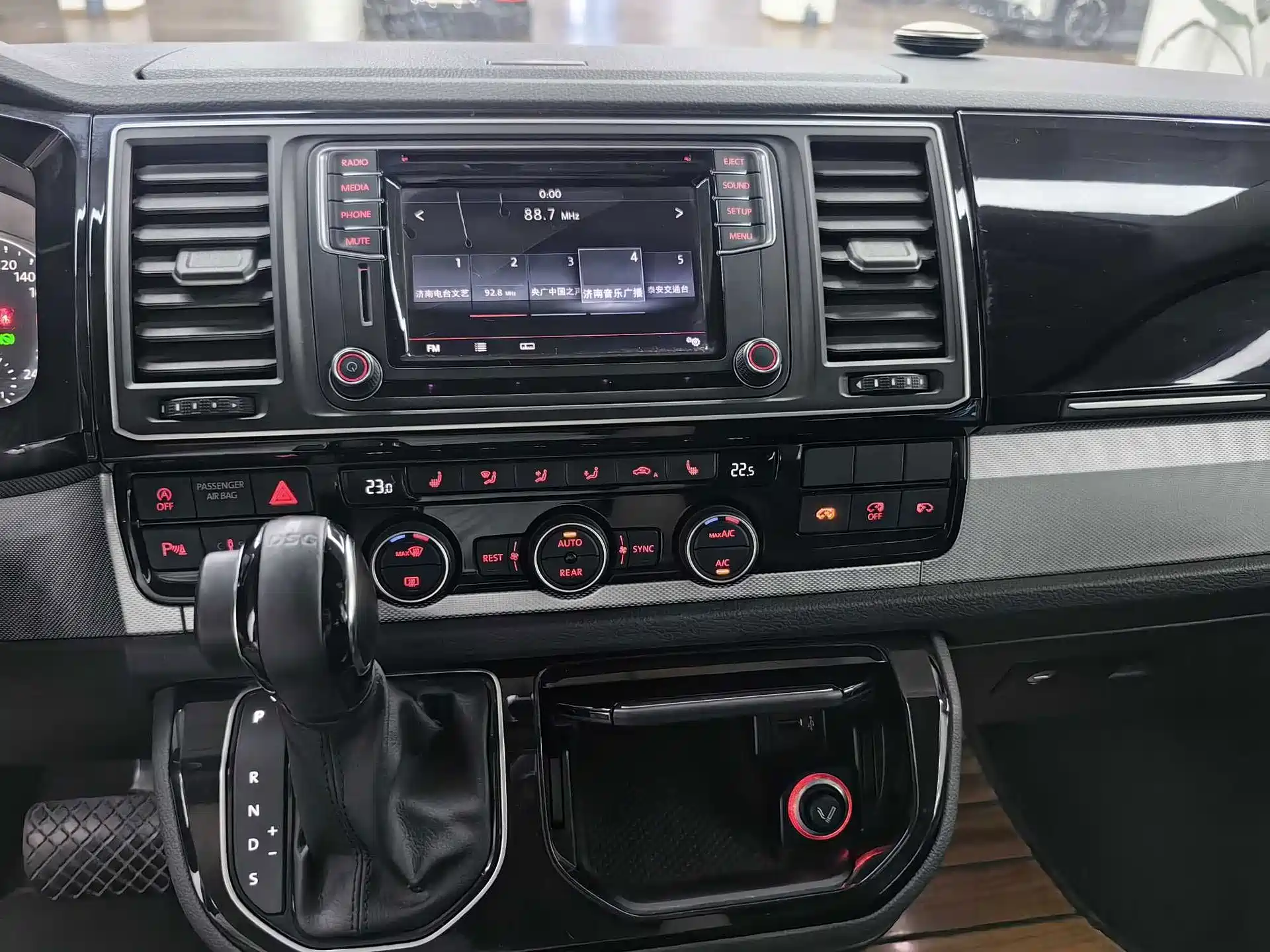 Фото 22 - Volkswagen Multivan