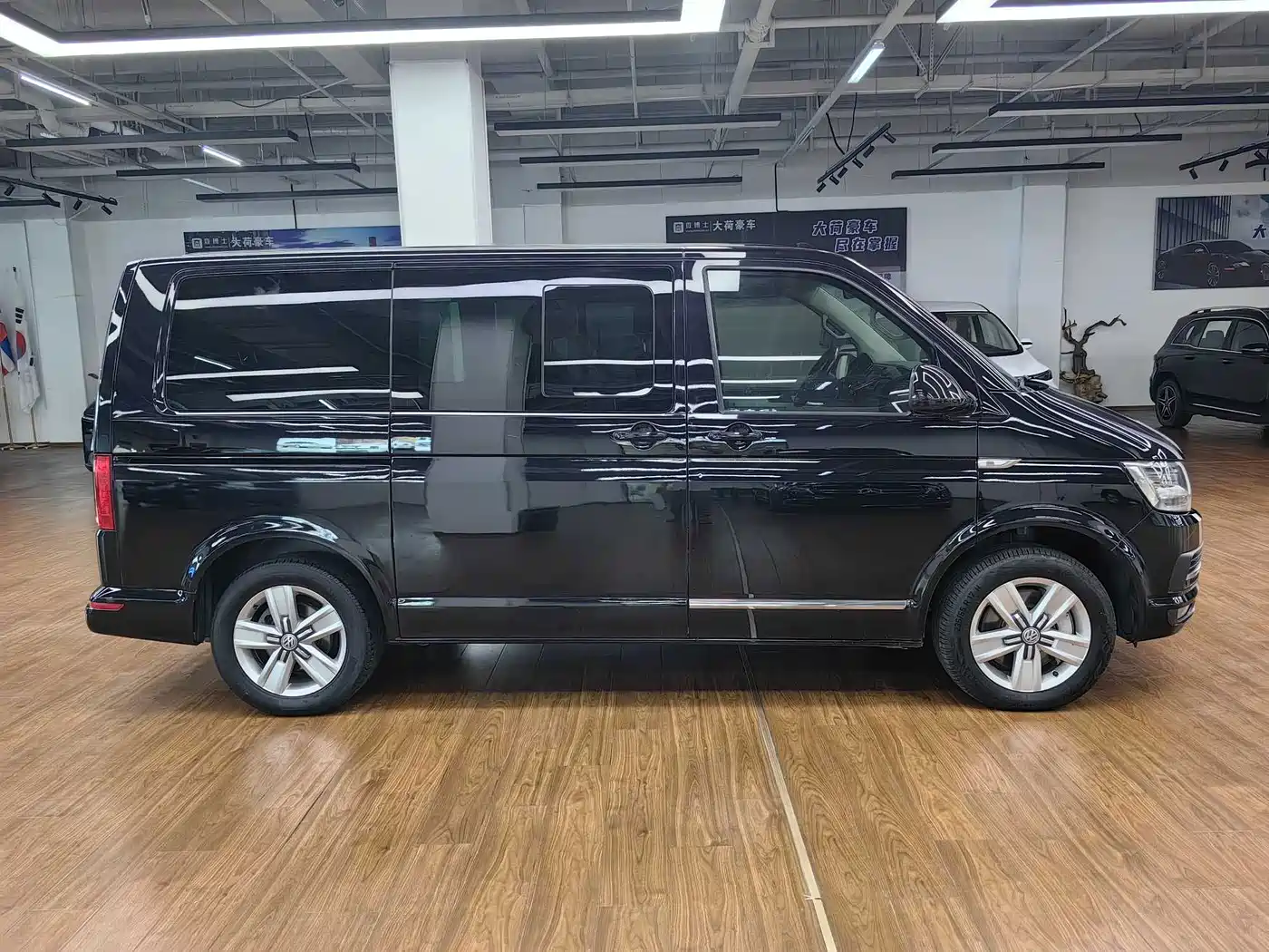 Volkswagen Multivan 2017 2016 2.0TSI 2WD Luxury 7-Seater