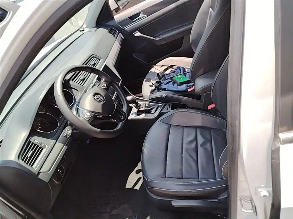 Volkswagen Lavida 2017 1.6L Automatic Comfort Edition фото 15