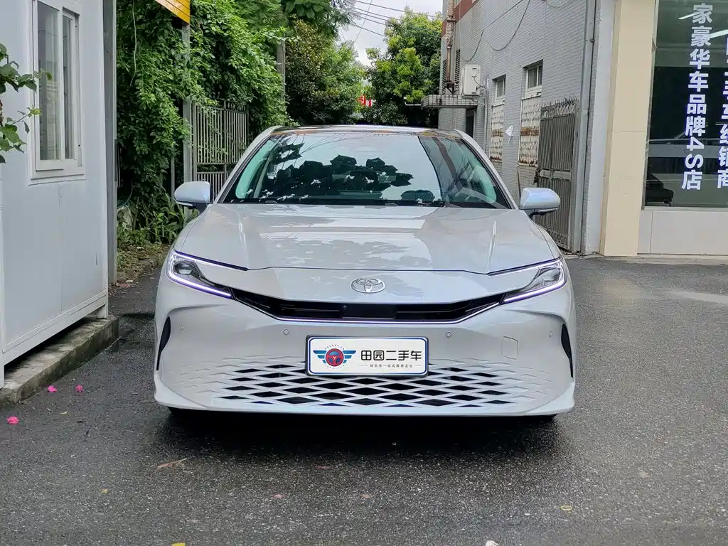 Photo 2 - Toyota Camry