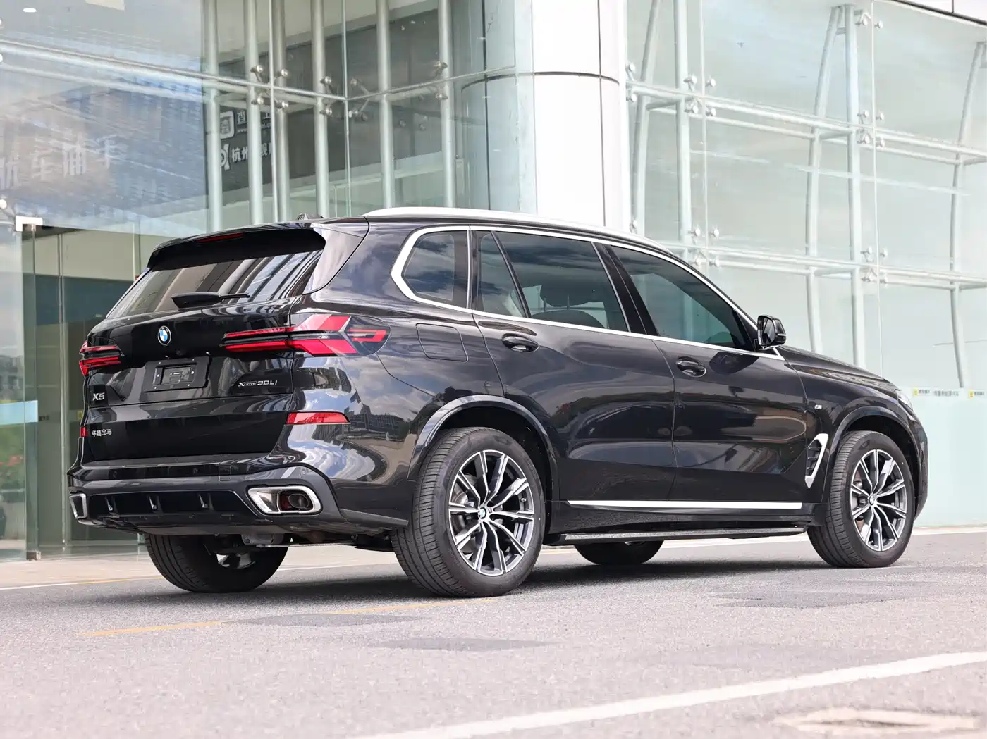 BMW X5 2025 Model xDrive 30Li M Sport Blackout Package фото 4