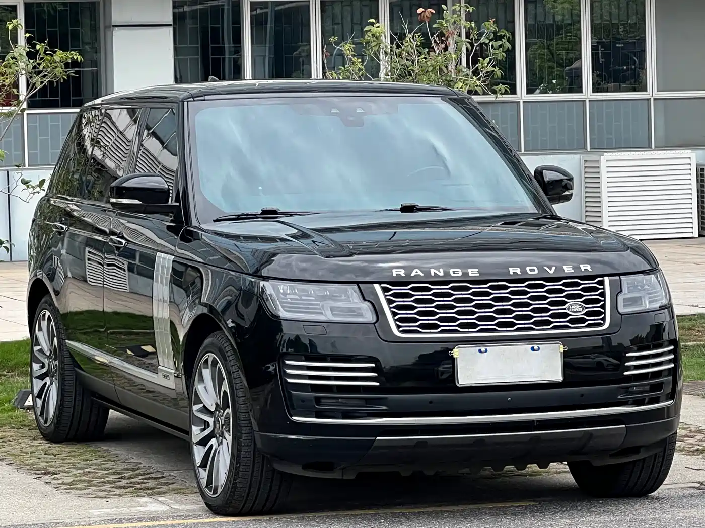 Land Rover Range Rover 2022 3.0 L6 400PS Prestige Genesis Extended Edition фото 3