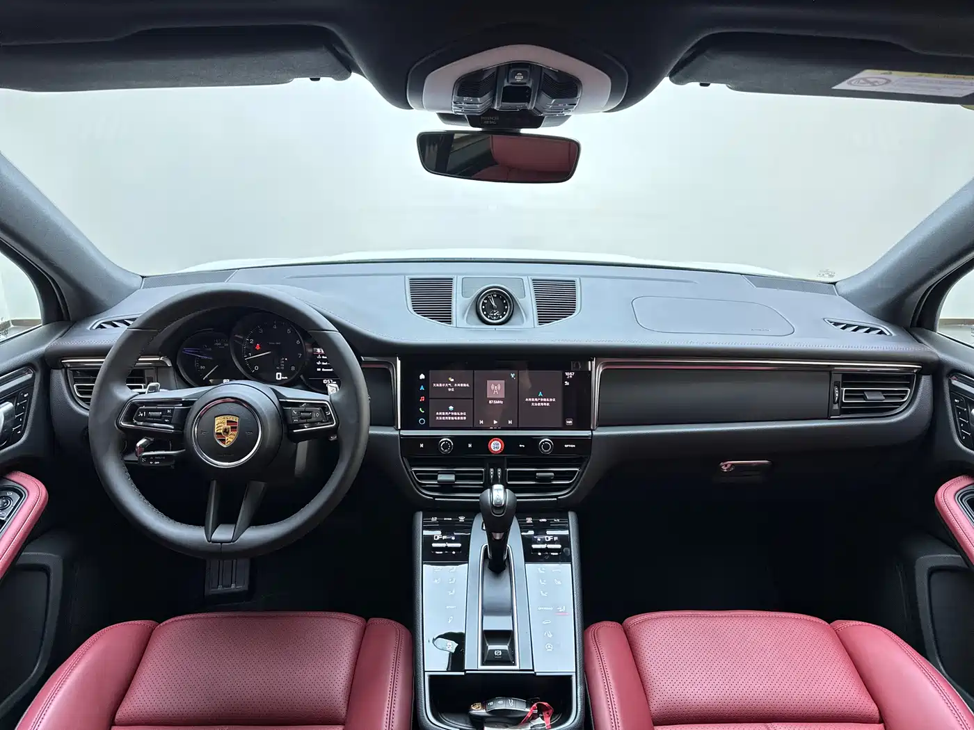 PORSCHE MACAN