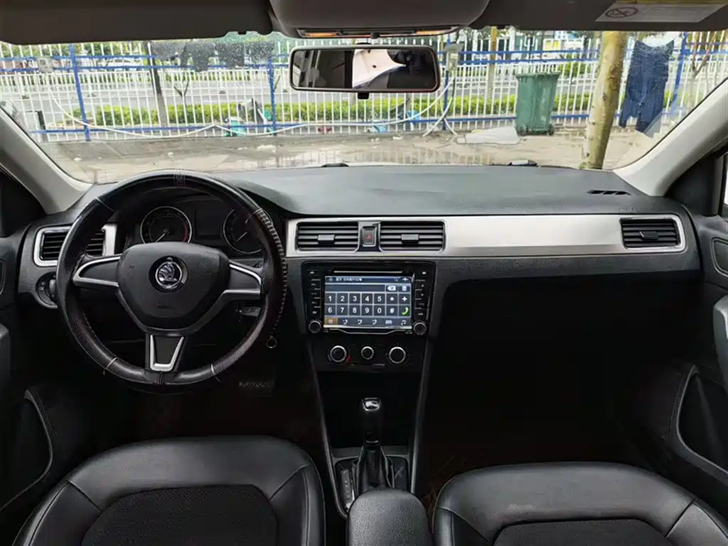 Škoda Skoda Rapid Spaceback 2014 1.6L Automatic Joy Edition фото 9