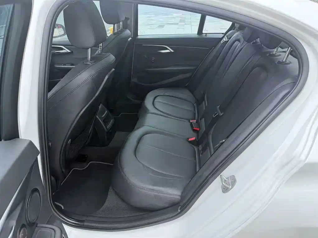BMW 1 Series 2017 118i Sport фото 6