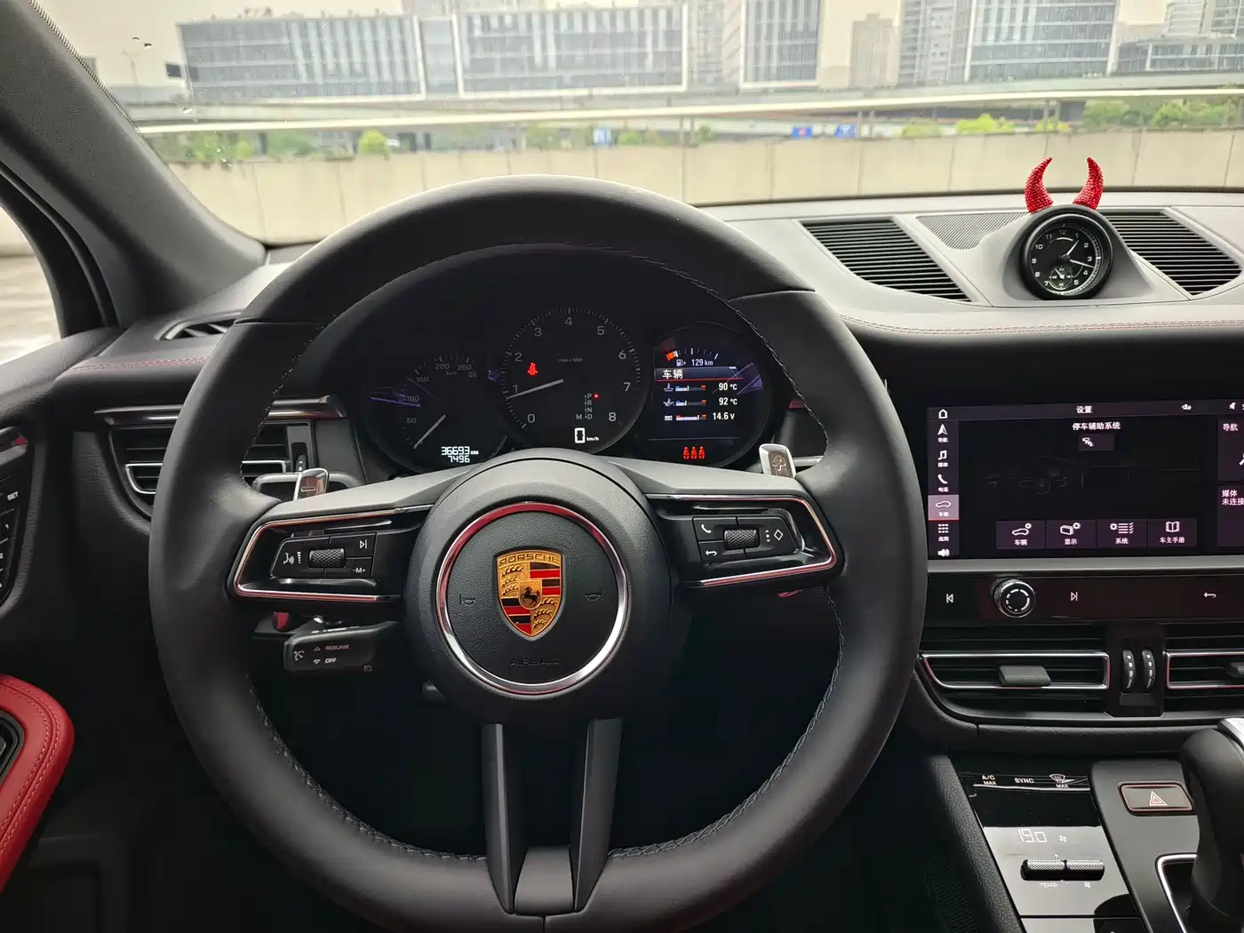 PORSCHE MACAN