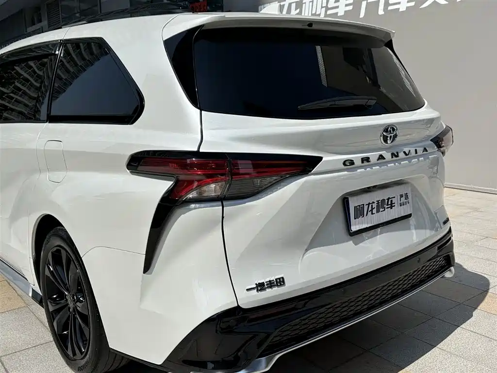Toyota Granvia 2023 2.5L Hybrid Flagship VIP Edition фото 22