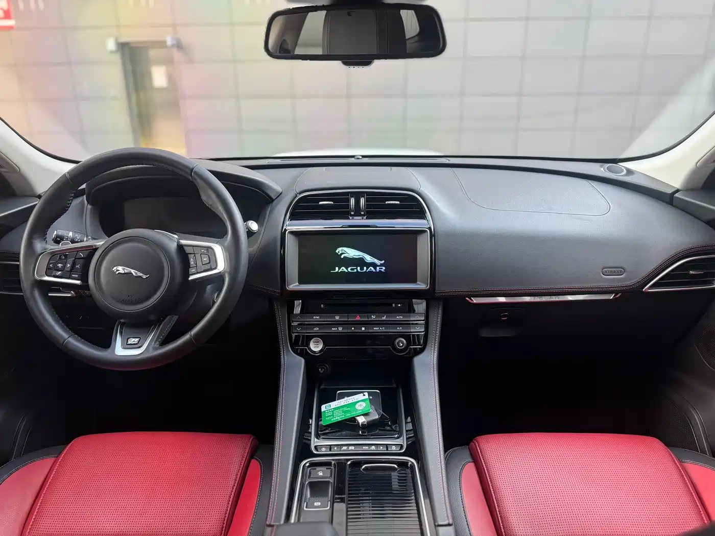 Фото 14 - Jaguar F-PACE