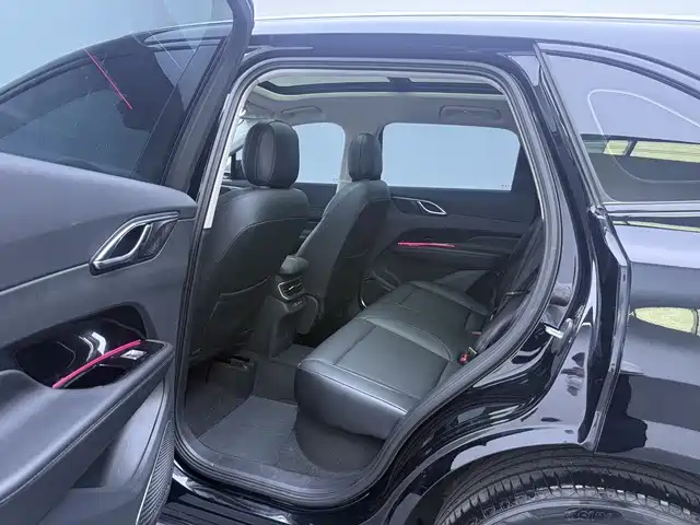 صورة 16 - Hongqi HS3 PHEV