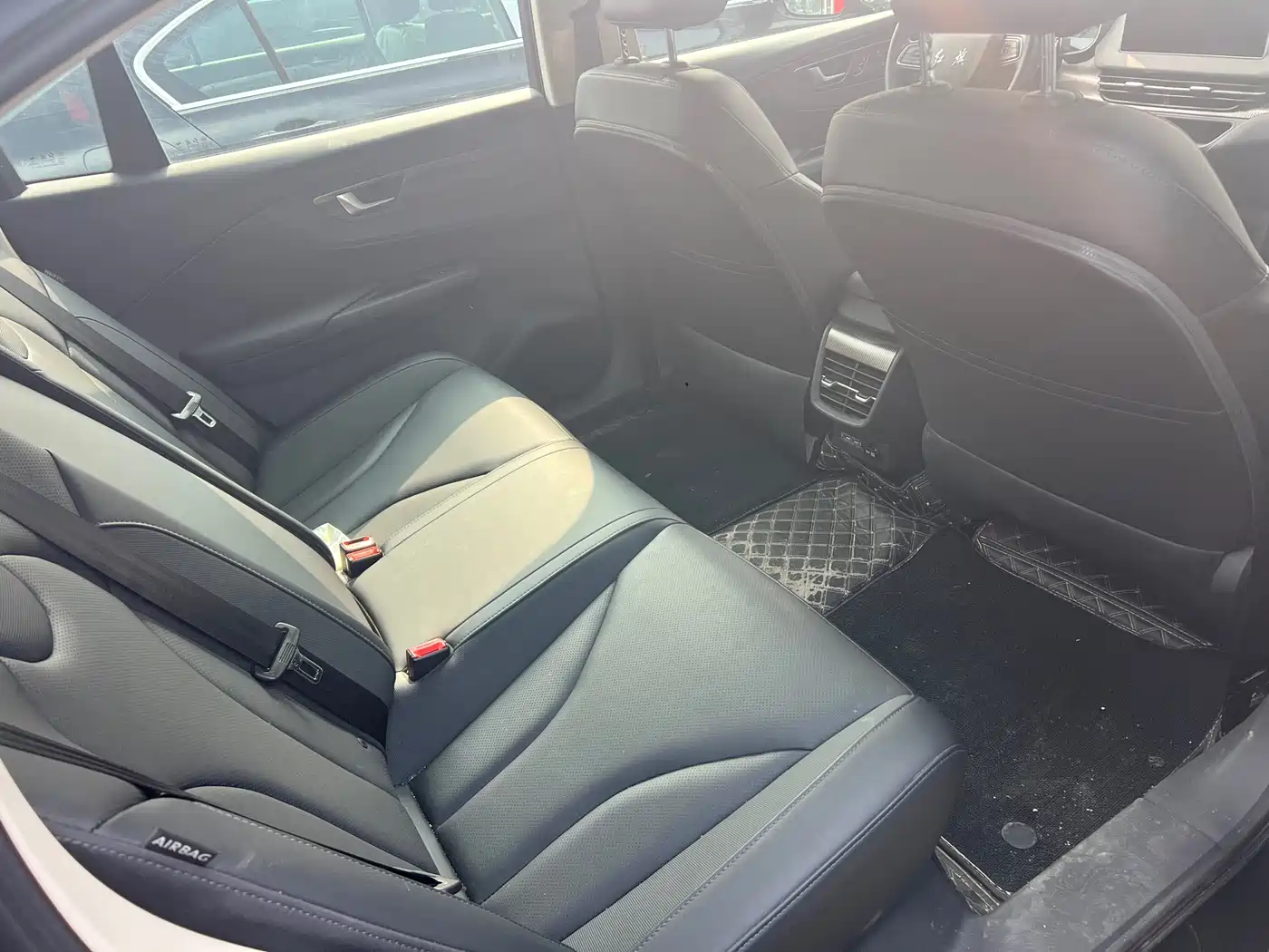 Hongqi E-QM5 2022 431km Charging Enjoyment Edition фото 5