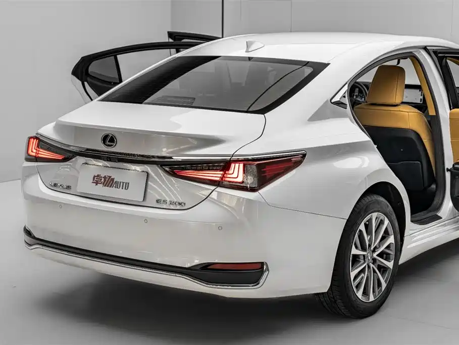 Lexus ES 2023 200 Excellence Edition фото 38