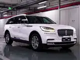 Photo 4 - Lincoln Aviator