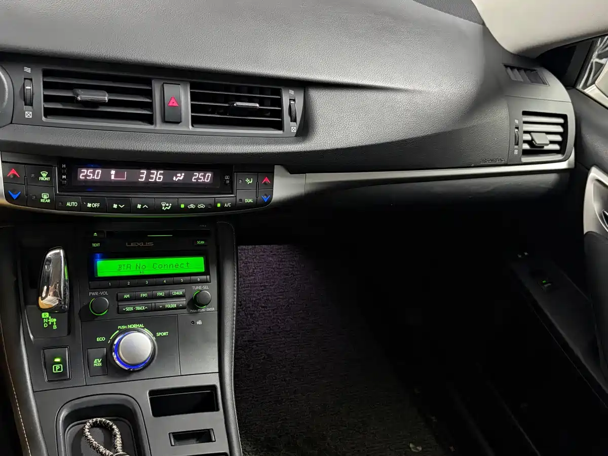 Фото 9 - Lexus CT