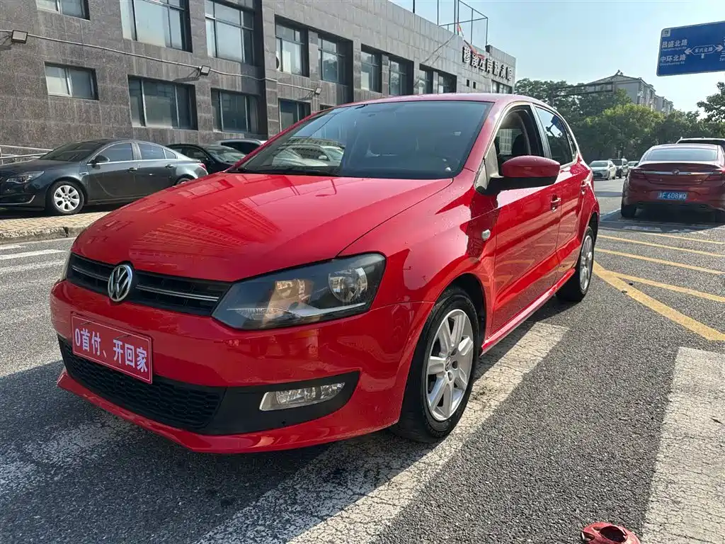 Volkswagen Polo 2013 1.6L Automatic Luxury Edition фото 3