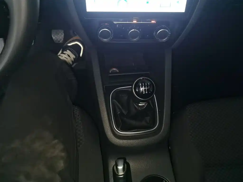 Volkswagen Sagitar 2014 Facelift 1.6L Manual Leading Version фото 14