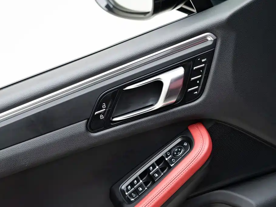 Photo 15 - Porsche Macan