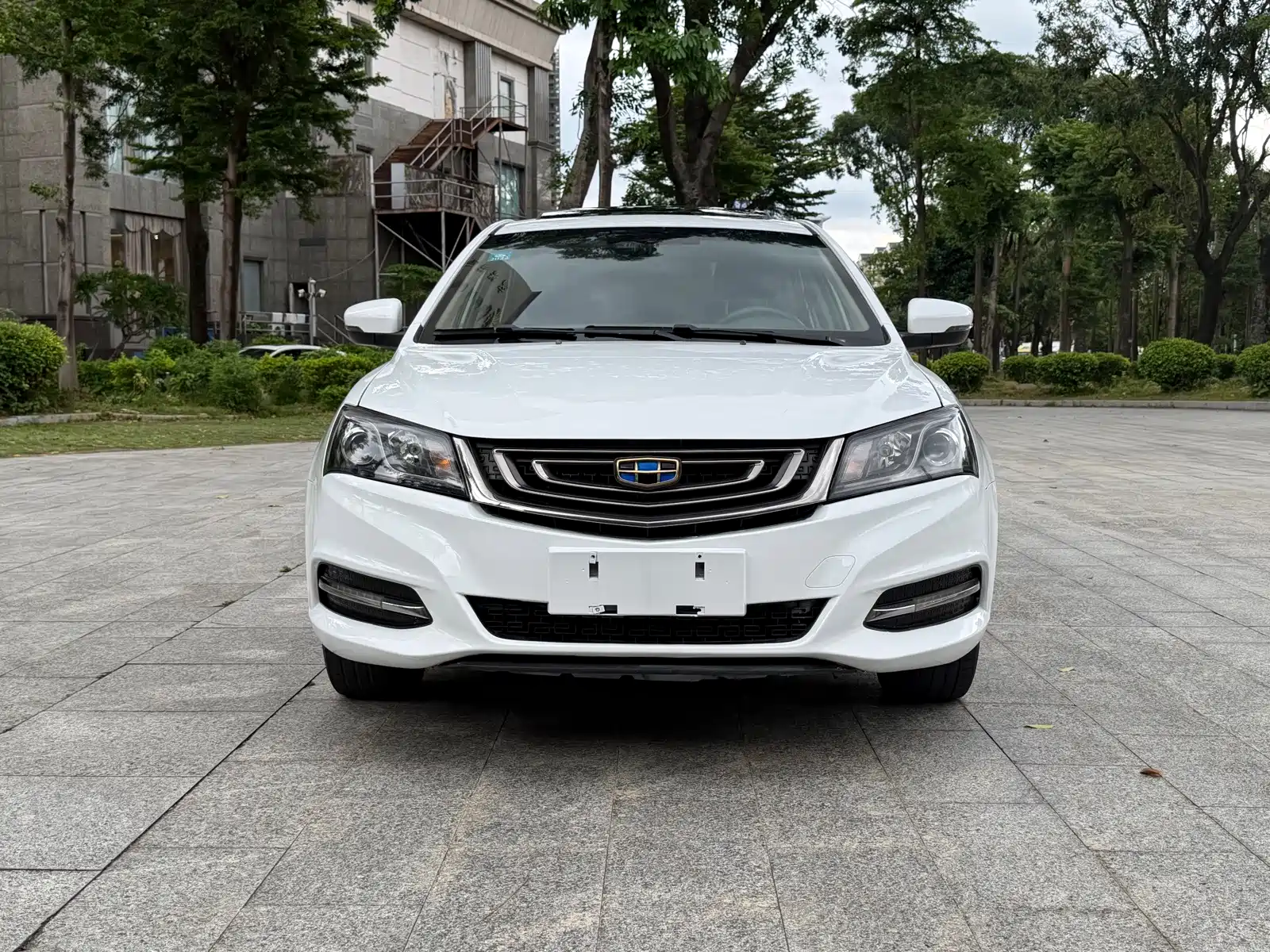 Фото 2 - Geely Emgrand