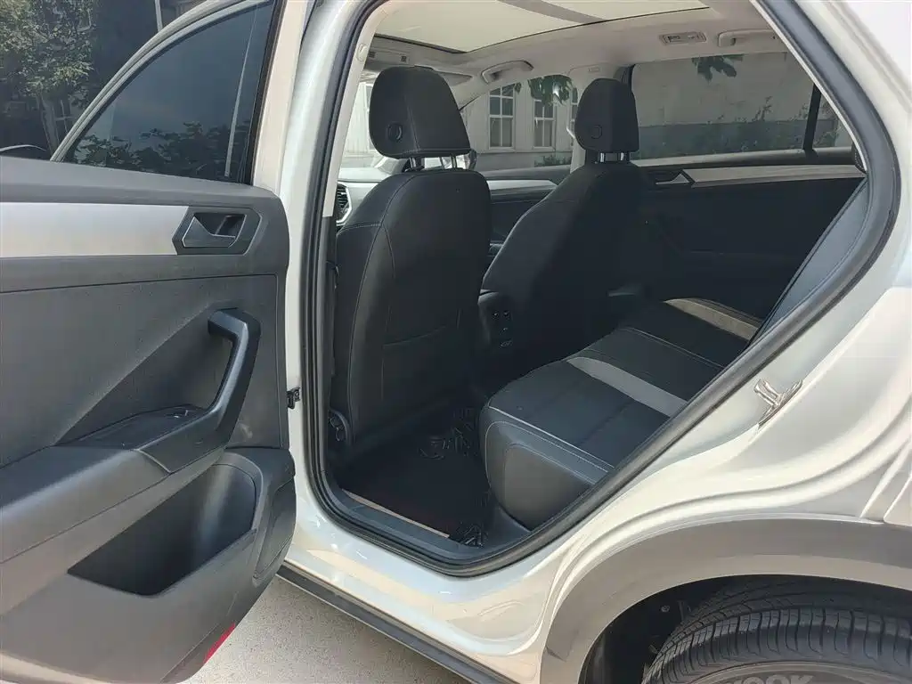 VOLKSWAGEN T-ROC EXPLORING SONGS
