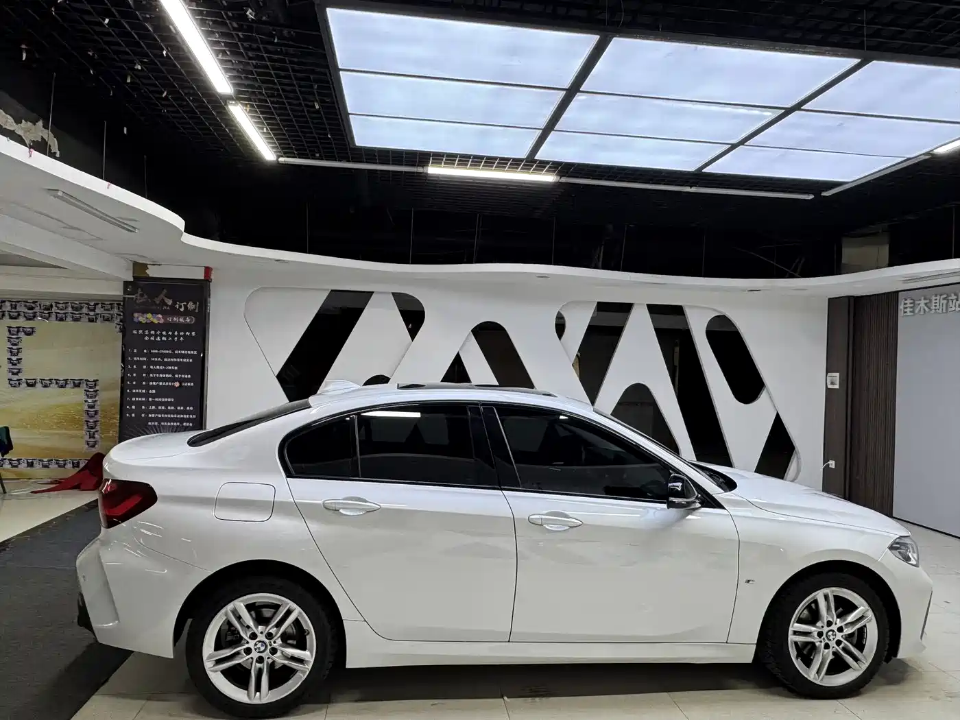 BMW 1 Series 2023 120i M Sport Shadow Edition фото 9