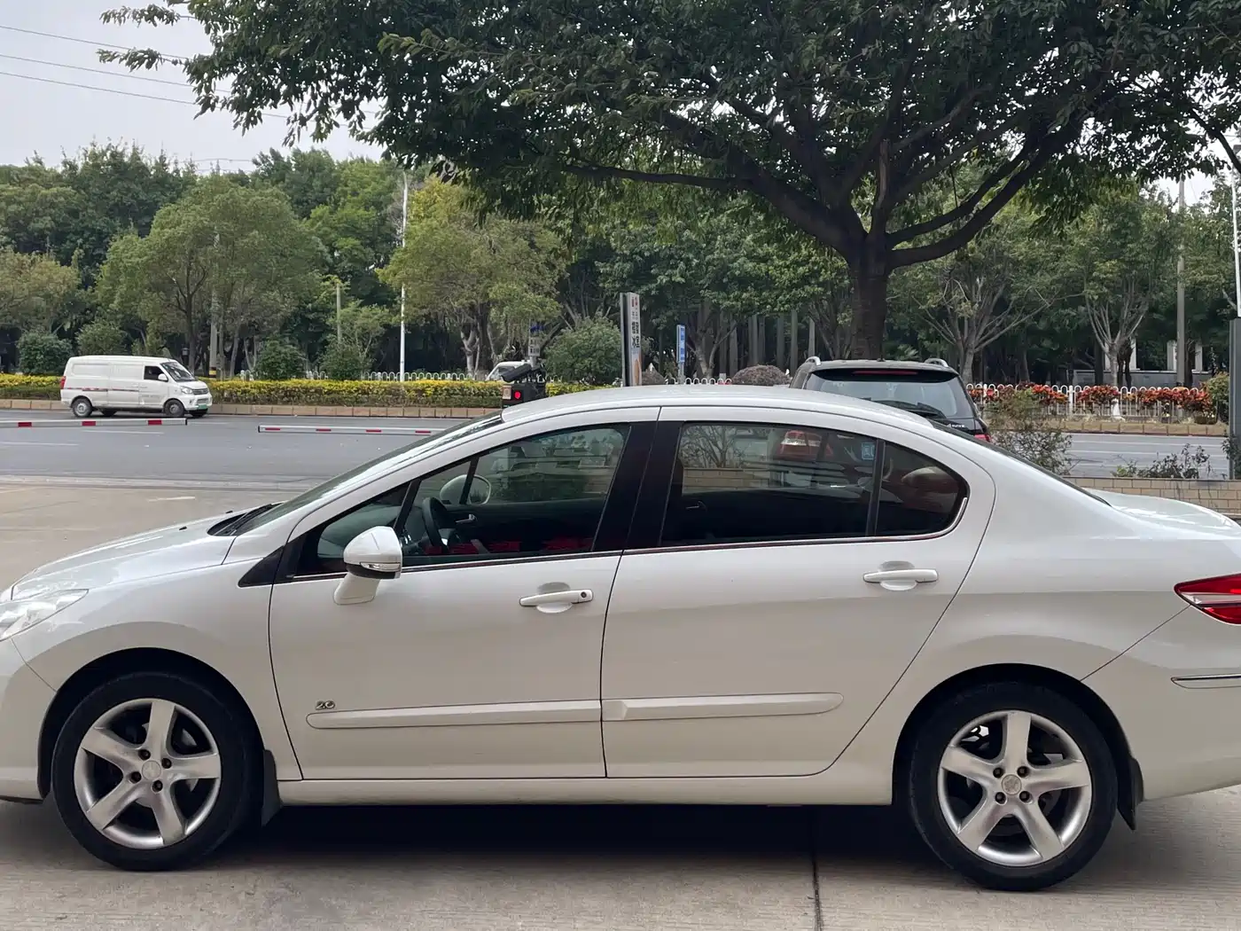 Peugeot 408 2013 2.0L Automatic Comfort Edition фото 5