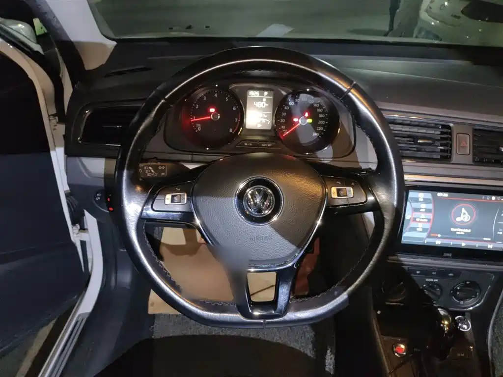 Volkswagen Lavida 2017 1.6L Automatic Comfort Edition фото 3