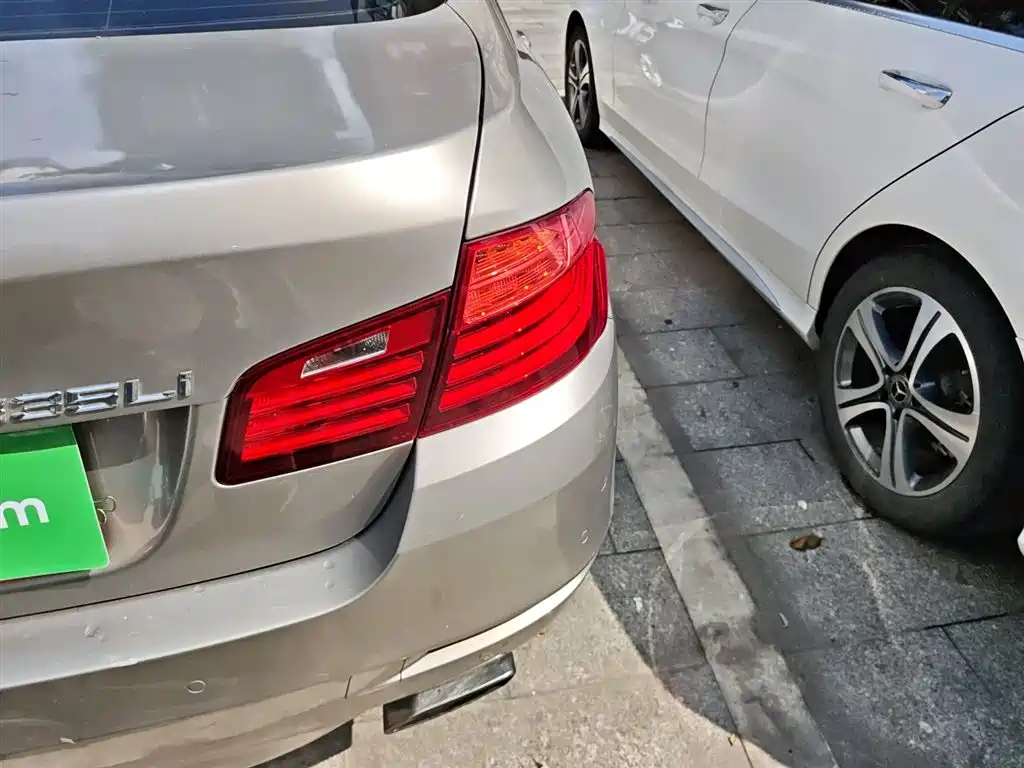BMW 5 Series 2014 535Li Leadership фото 24