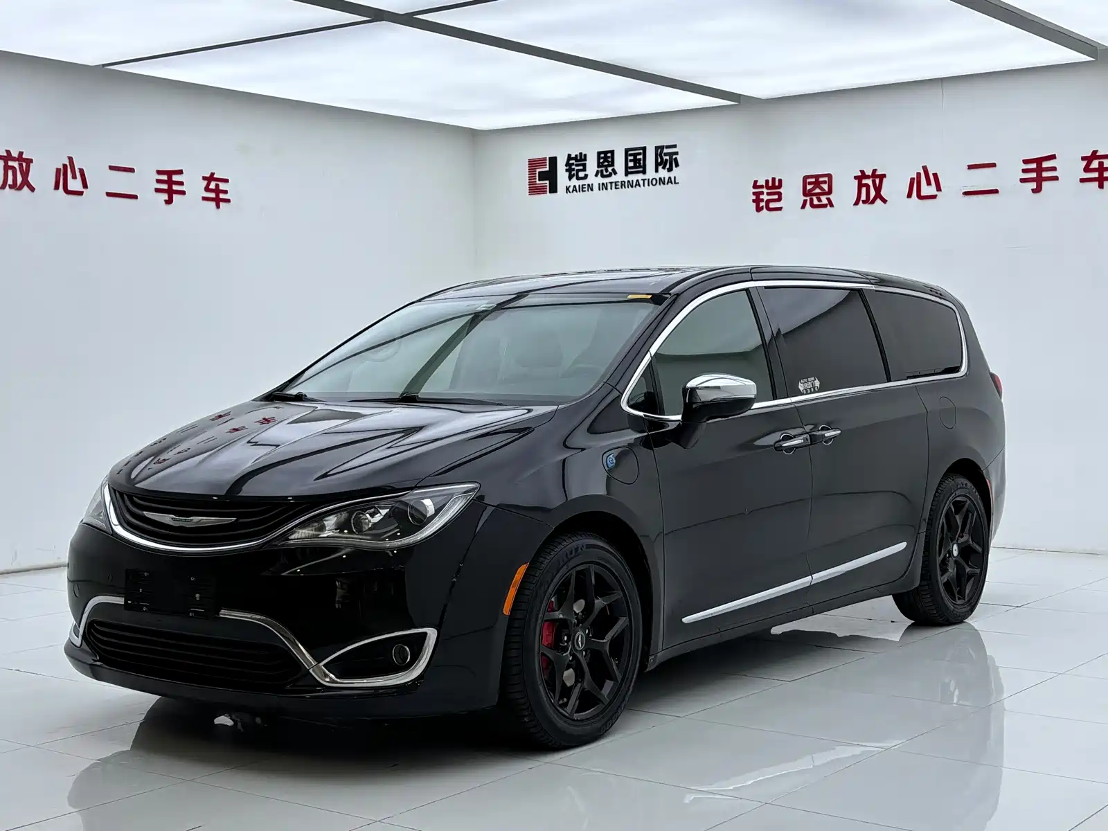 Фото 1 - Chrysler Pacifica PHEV