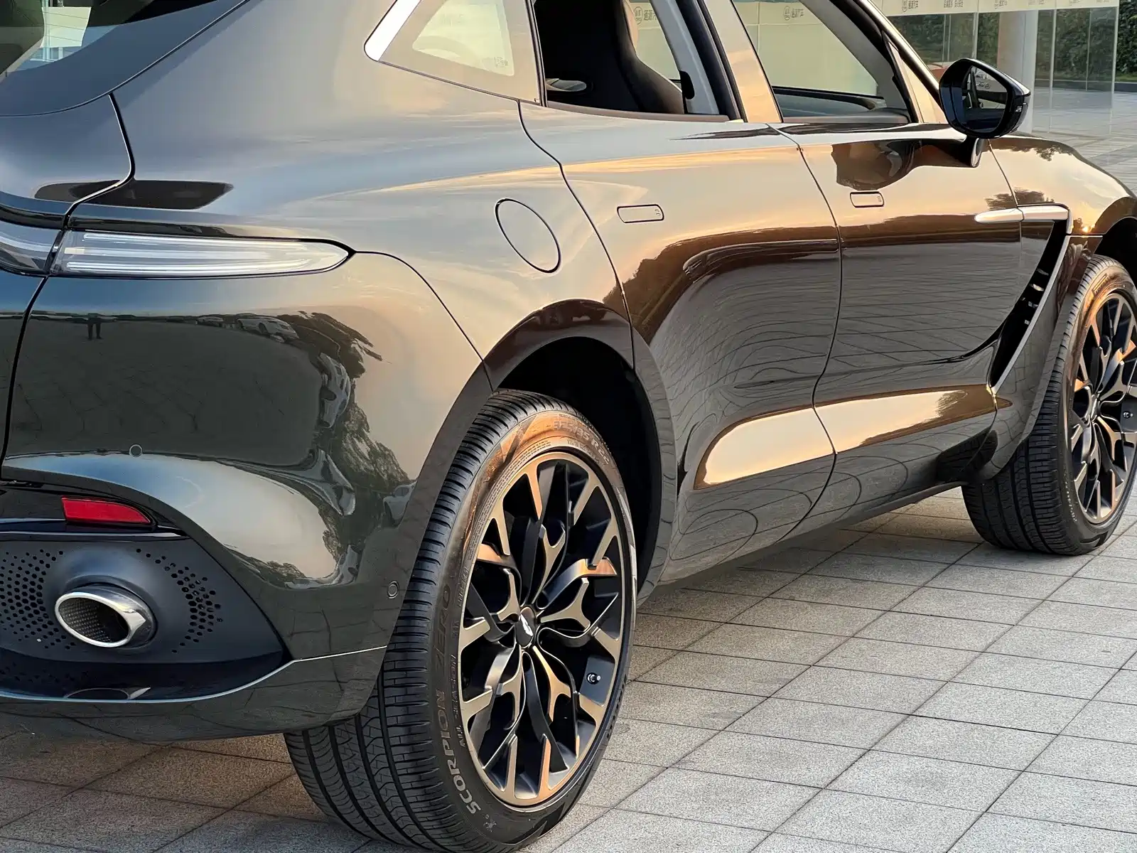 Фото 9 - Aston Martin DBX