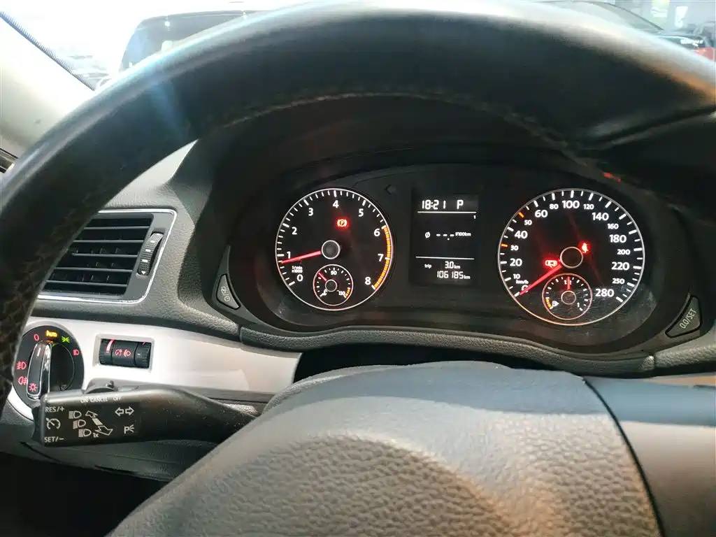Volkswagen Passat 2014 1.8TSI DSG Luxury Edition фото 12