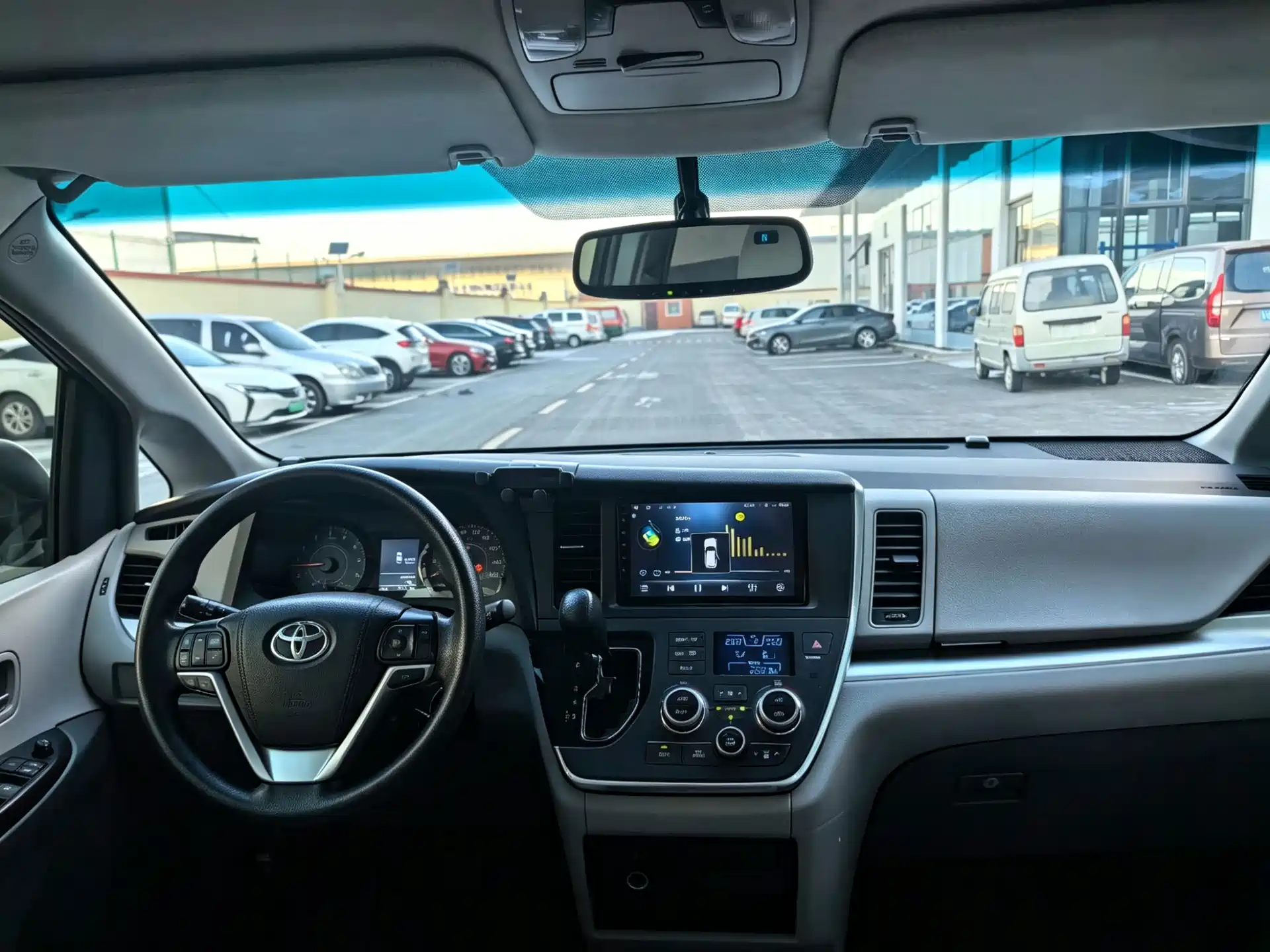 Photo 5 - Toyota Sienna