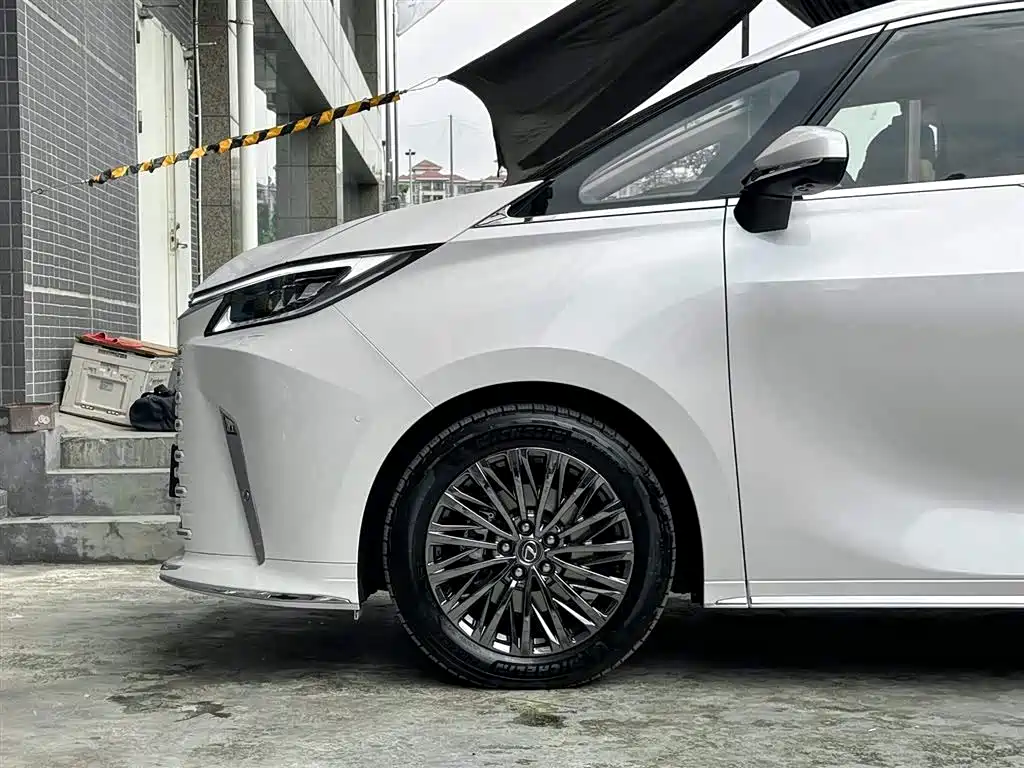 Lexus LM 2025 Model 500h Six-Seater Prestige Edition фото 7