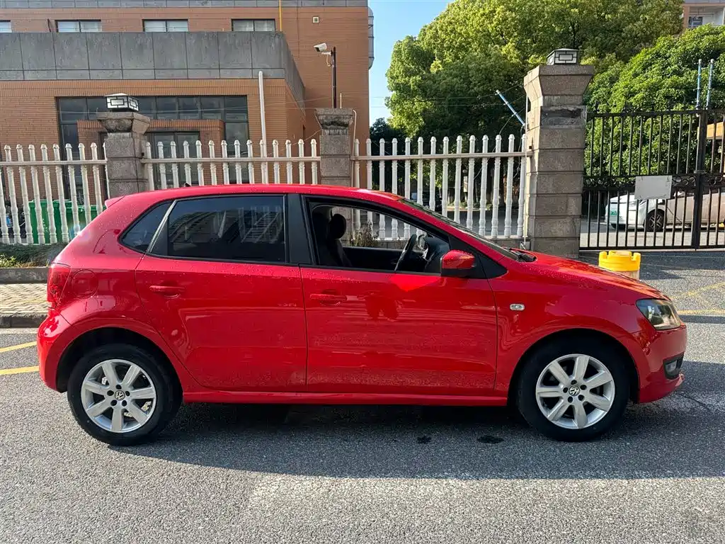 Volkswagen Polo 2013 1.6L Automatic Luxury Edition фото 4