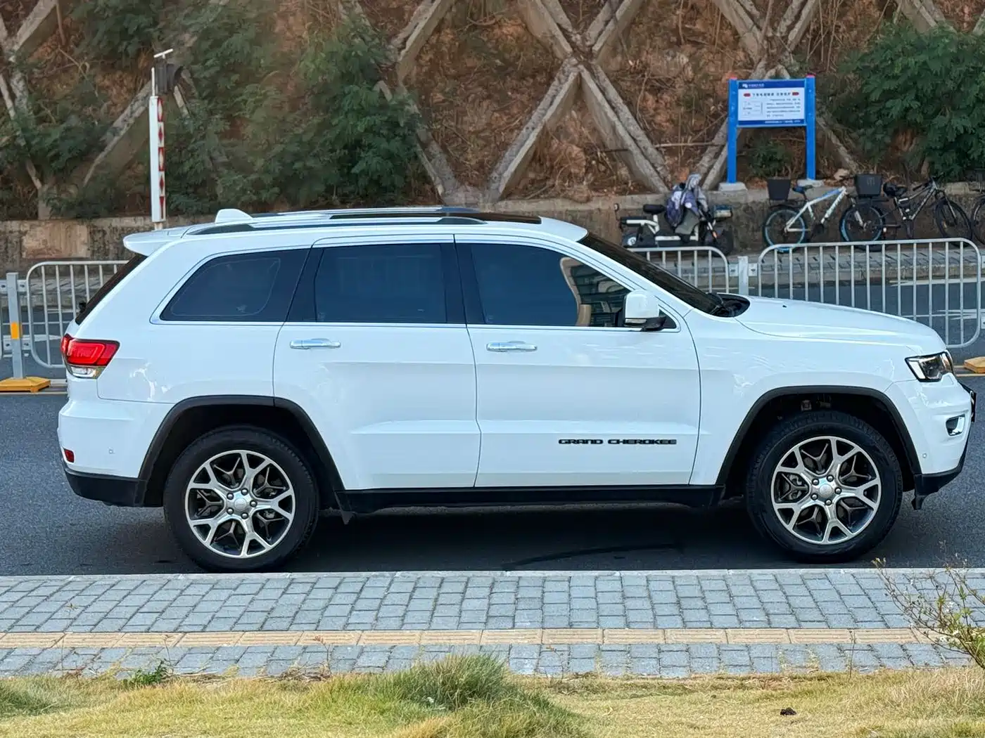 JEEP GRAND CHEROKEE