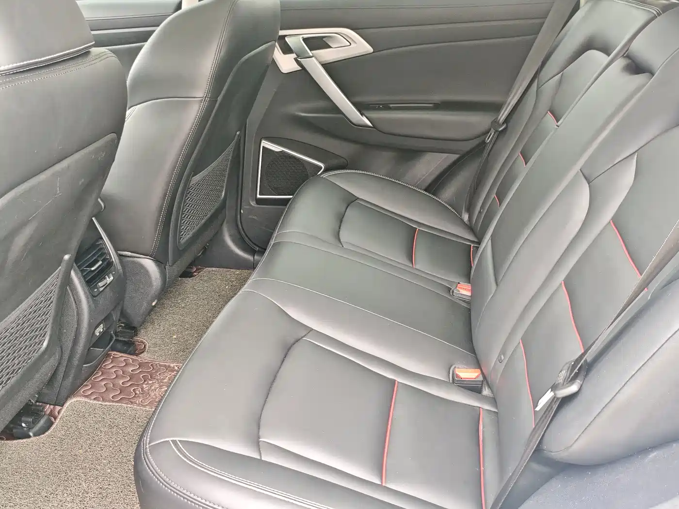 Фото 9 - Geely Atlas