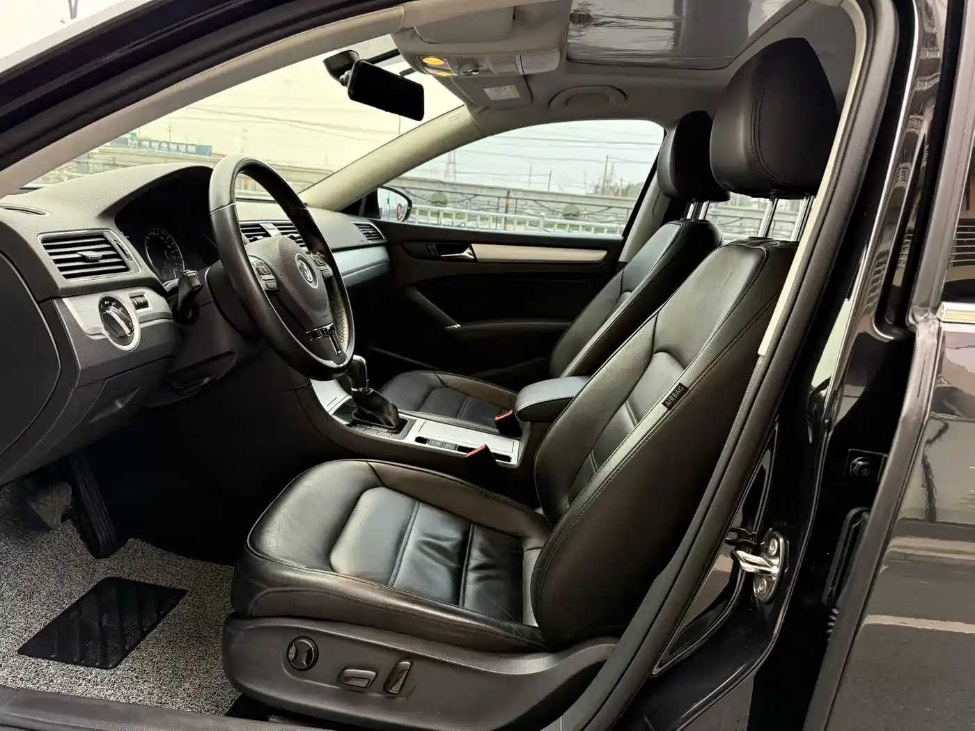 Volkswagen Passat 2015 1.8TSI DSG Honor Edition фото 8
