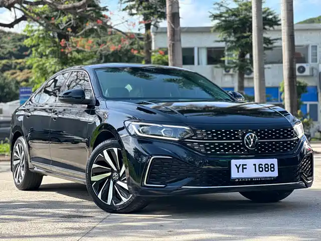 Volkswagen Passat 2022 330TSI Starlight Luxury Edition — фото 3
