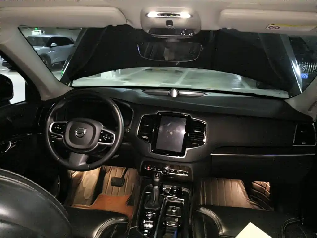 Фото 11 - Volvo XC90